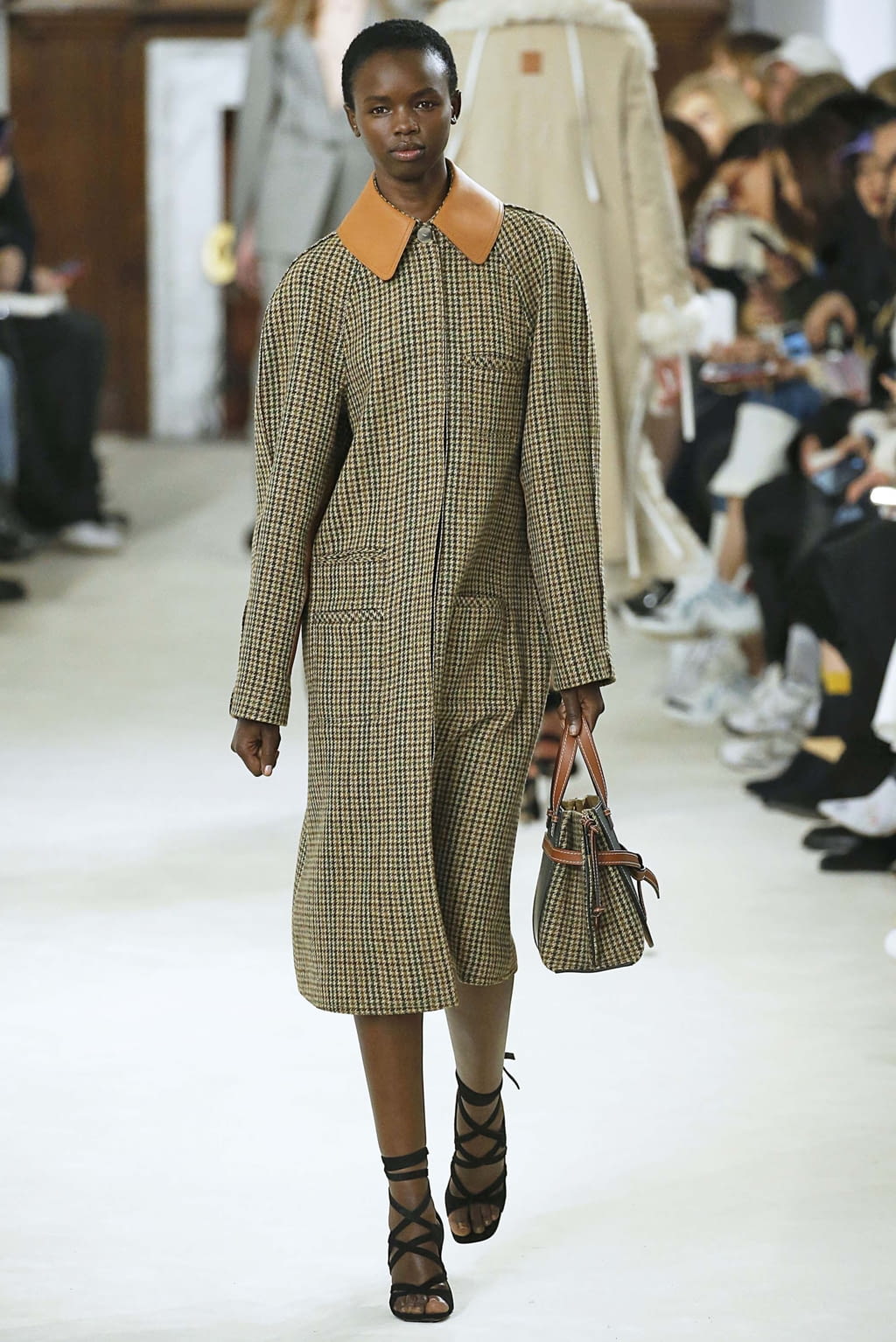 Fashion Week Paris Fall/Winter 2018 look 38 from the Loewe collection 女装