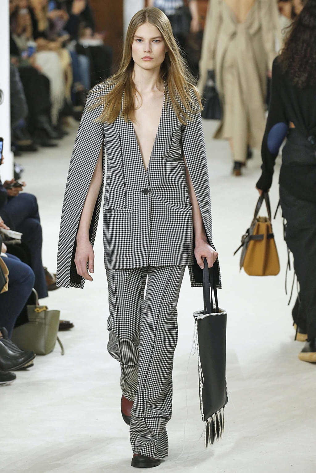Fashion Week Paris Fall/Winter 2018 look 39 from the Loewe collection womenswear