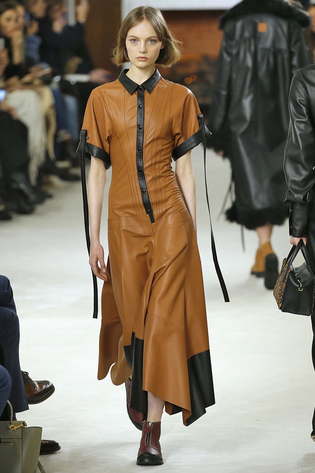 Fashion Week Paris Fall/Winter 2018 look 43 from the Loewe collection womenswear