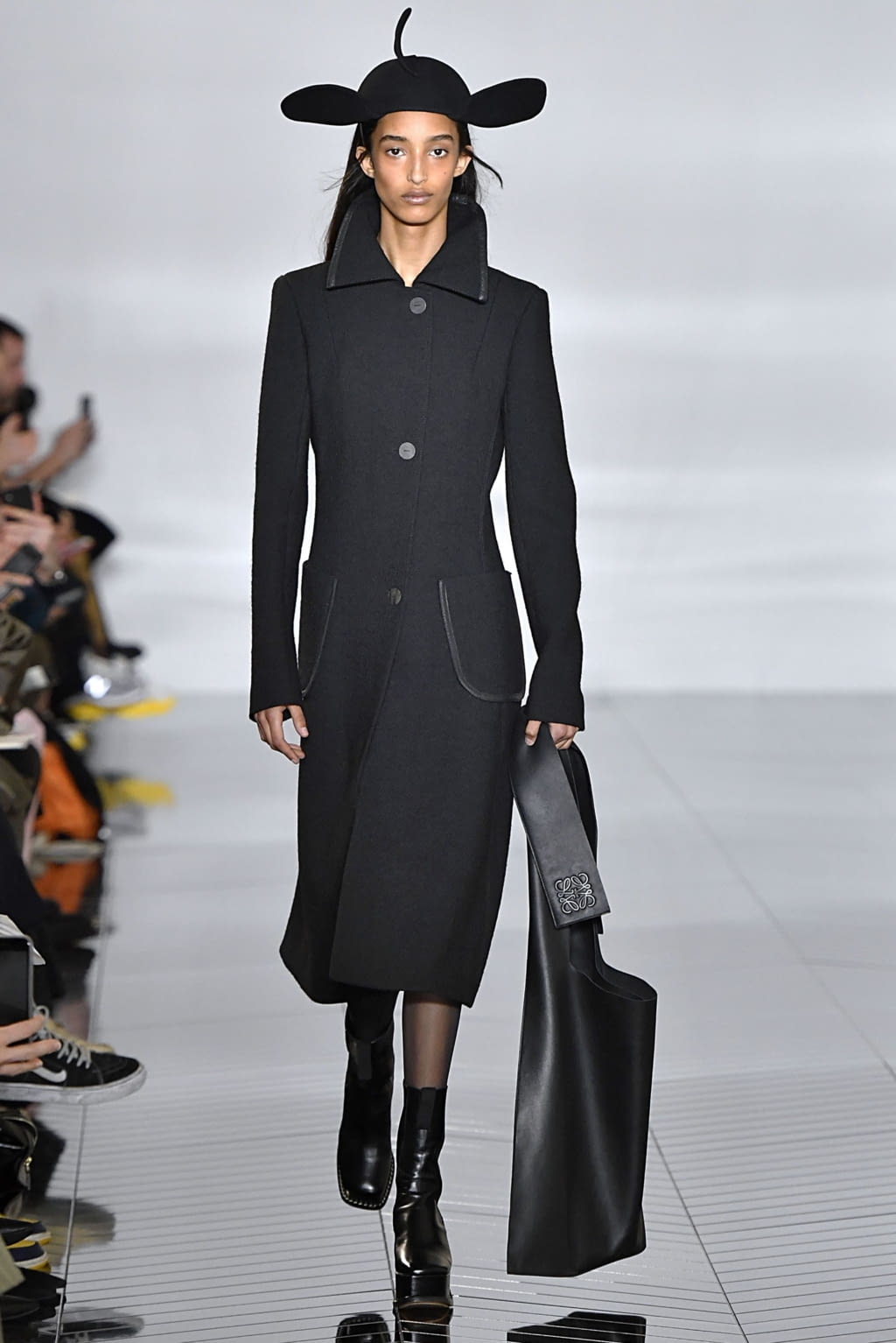 Fashion Week Paris Fall/Winter 2019 look 1 from the Loewe collection womenswear