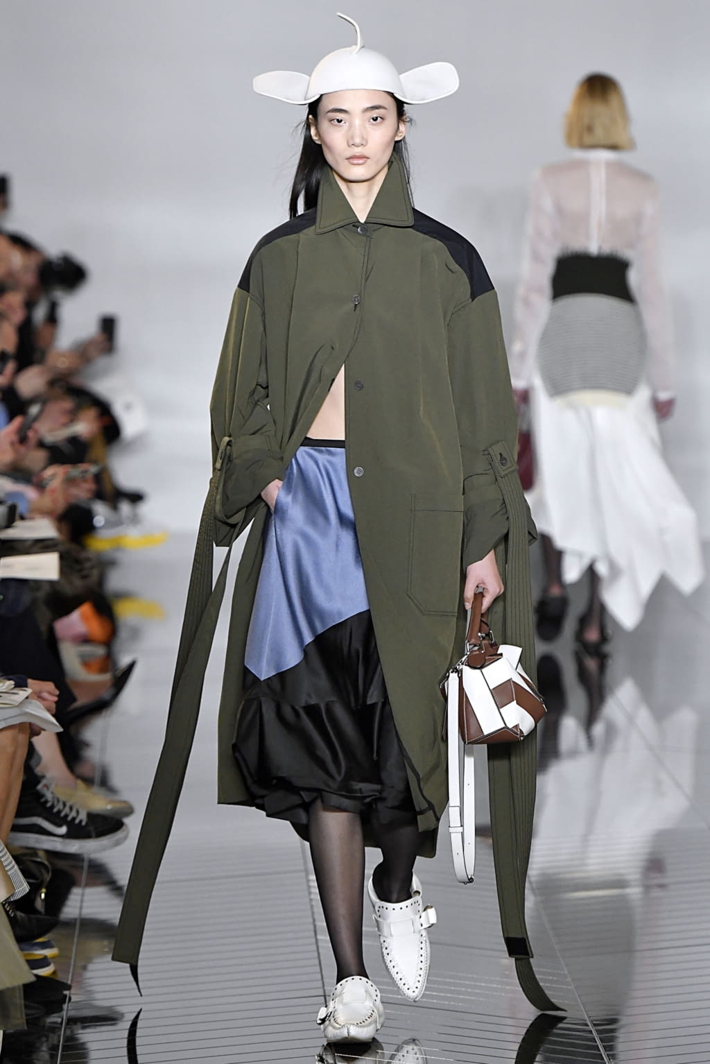 Fashion Week Paris Fall/Winter 2019 look 14 from the Loewe collection 女装
