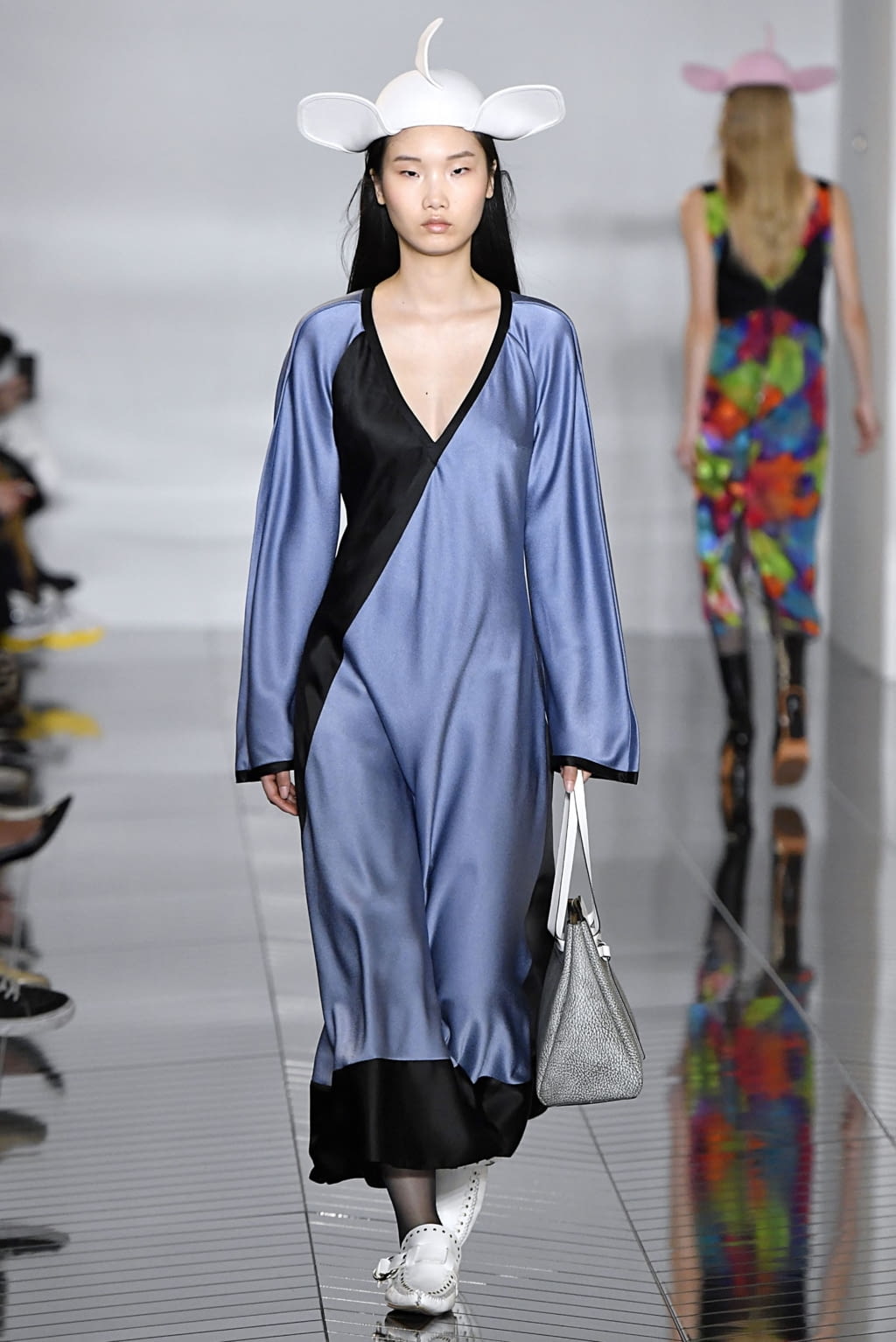 Fashion Week Paris Fall/Winter 2019 look 16 from the Loewe collection womenswear