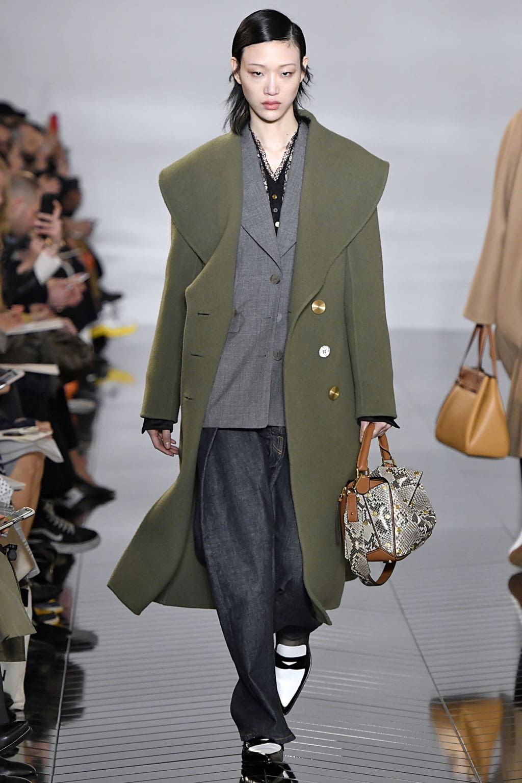 Fashion Week Paris Fall/Winter 2019 look 33 from the Loewe collection 女装