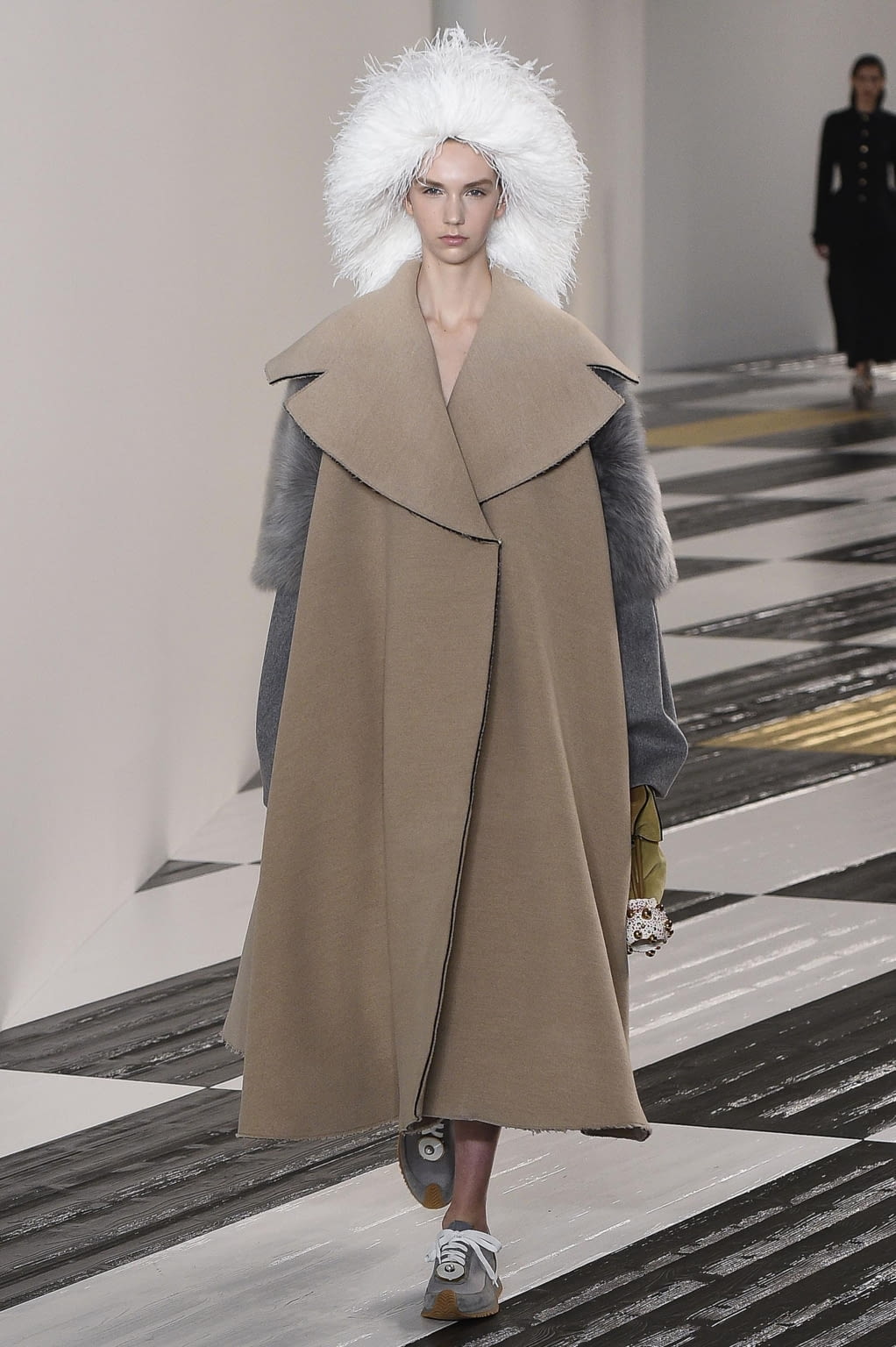 Fashion Week Paris Fall/Winter 2020 look 15 from the Loewe collection 女装