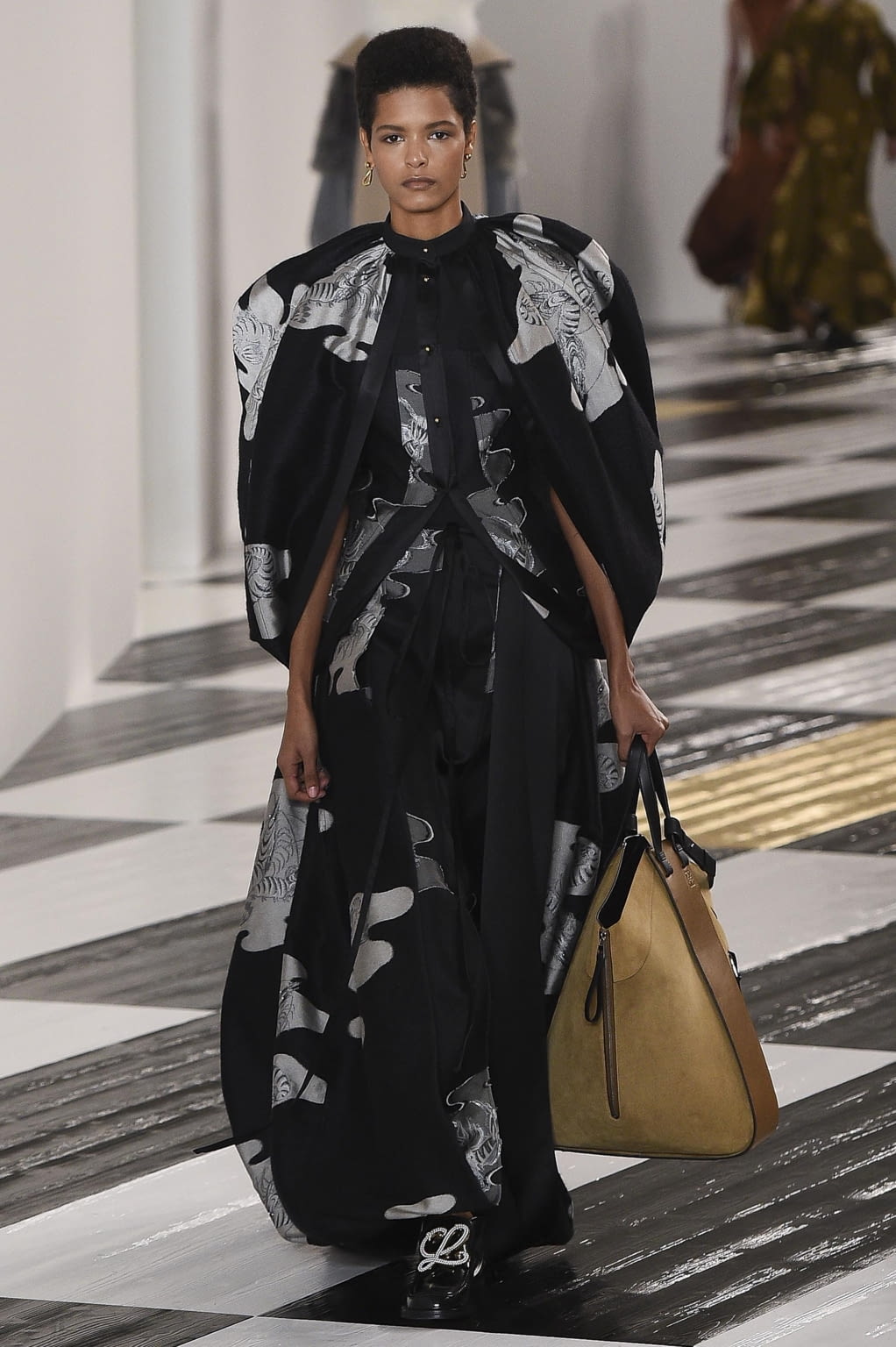 Fashion Week Paris Fall/Winter 2020 look 23 from the Loewe collection 女装