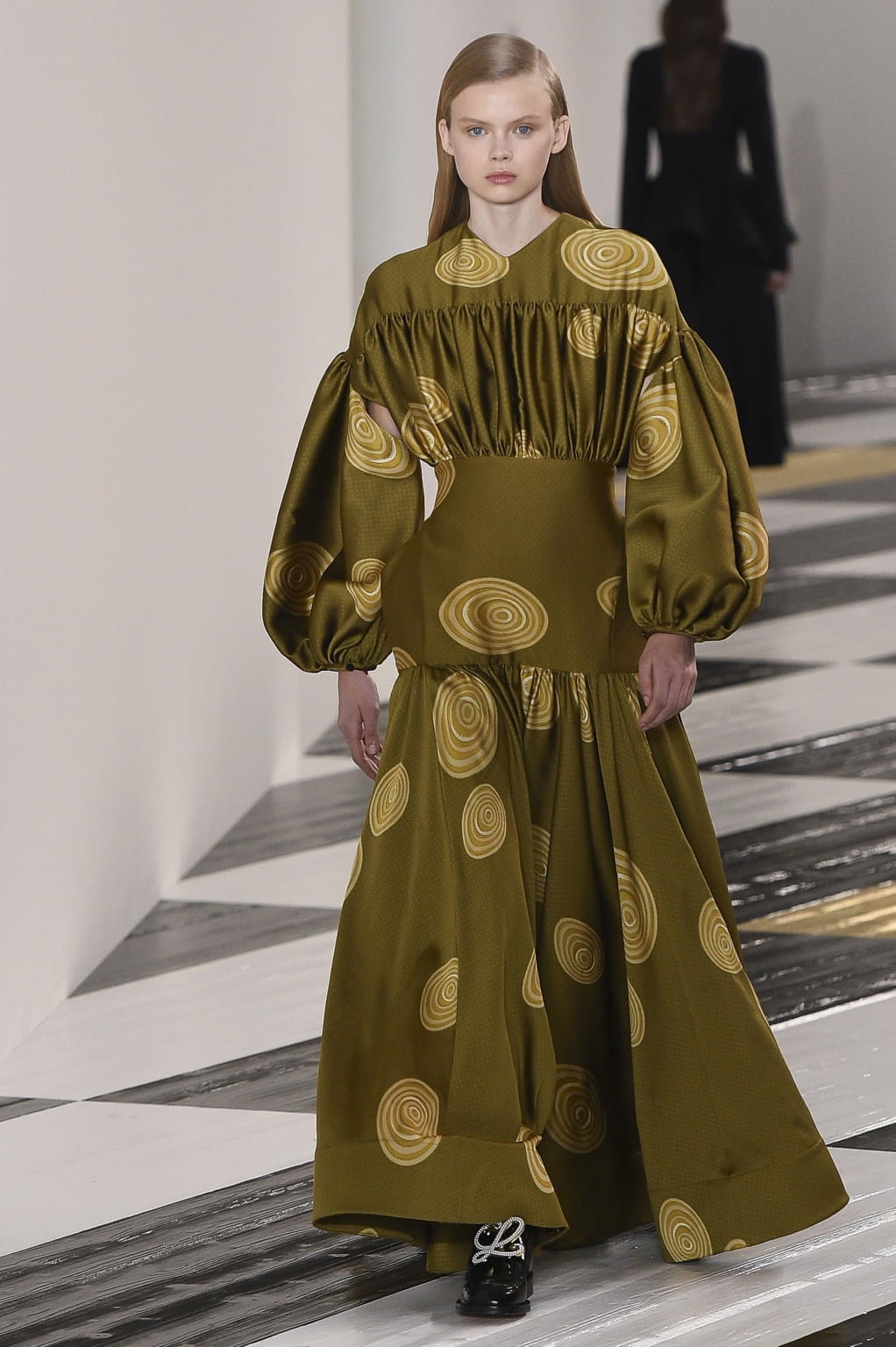 Fashion Week Paris Fall/Winter 2020 look 24 from the Loewe collection 女装