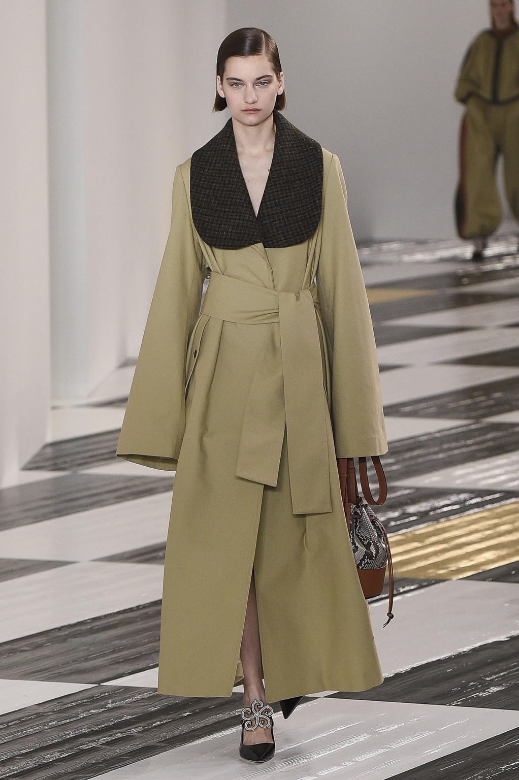 Fashion Week Paris Fall/Winter 2020 look 27 from the Loewe collection womenswear