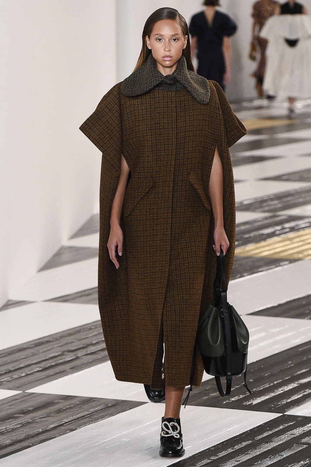 Fashion Week Paris Fall/Winter 2020 look 42 from the Loewe collection womenswear