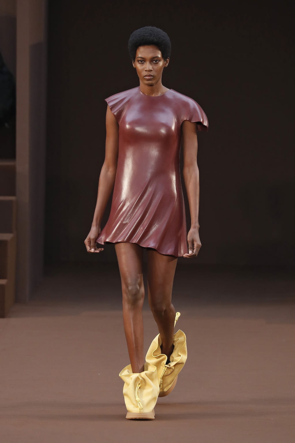 Fashion Week Paris Fall/Winter 2022 look 1 from the Loewe collection womenswear