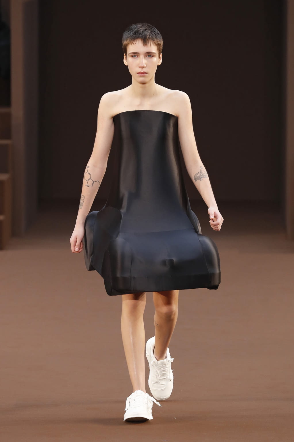 Fashion Week Paris Fall/Winter 2022 look 4 from the Loewe collection womenswear
