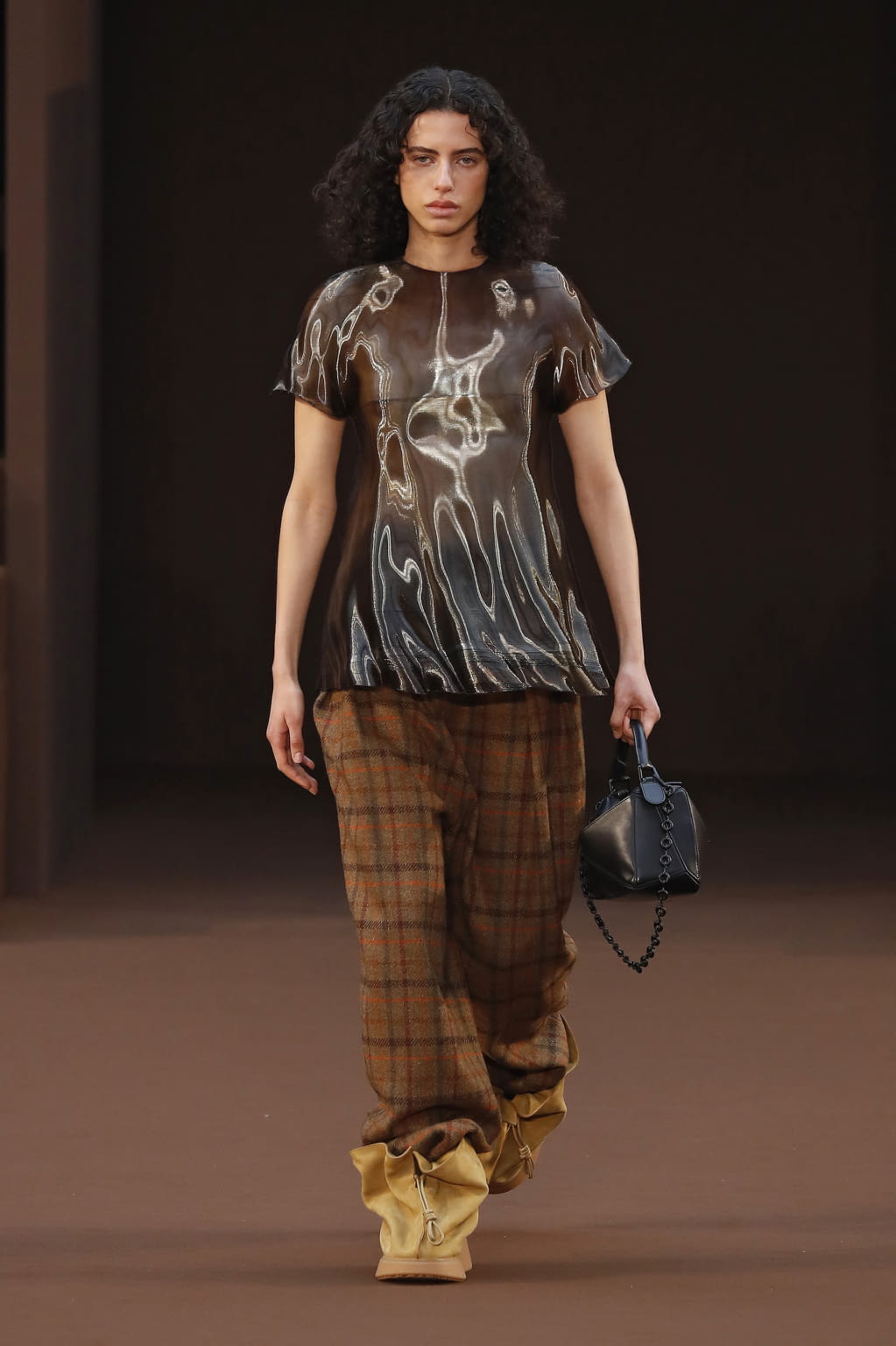 Fashion Week Paris Fall/Winter 2022 look 7 from the Loewe collection 女装