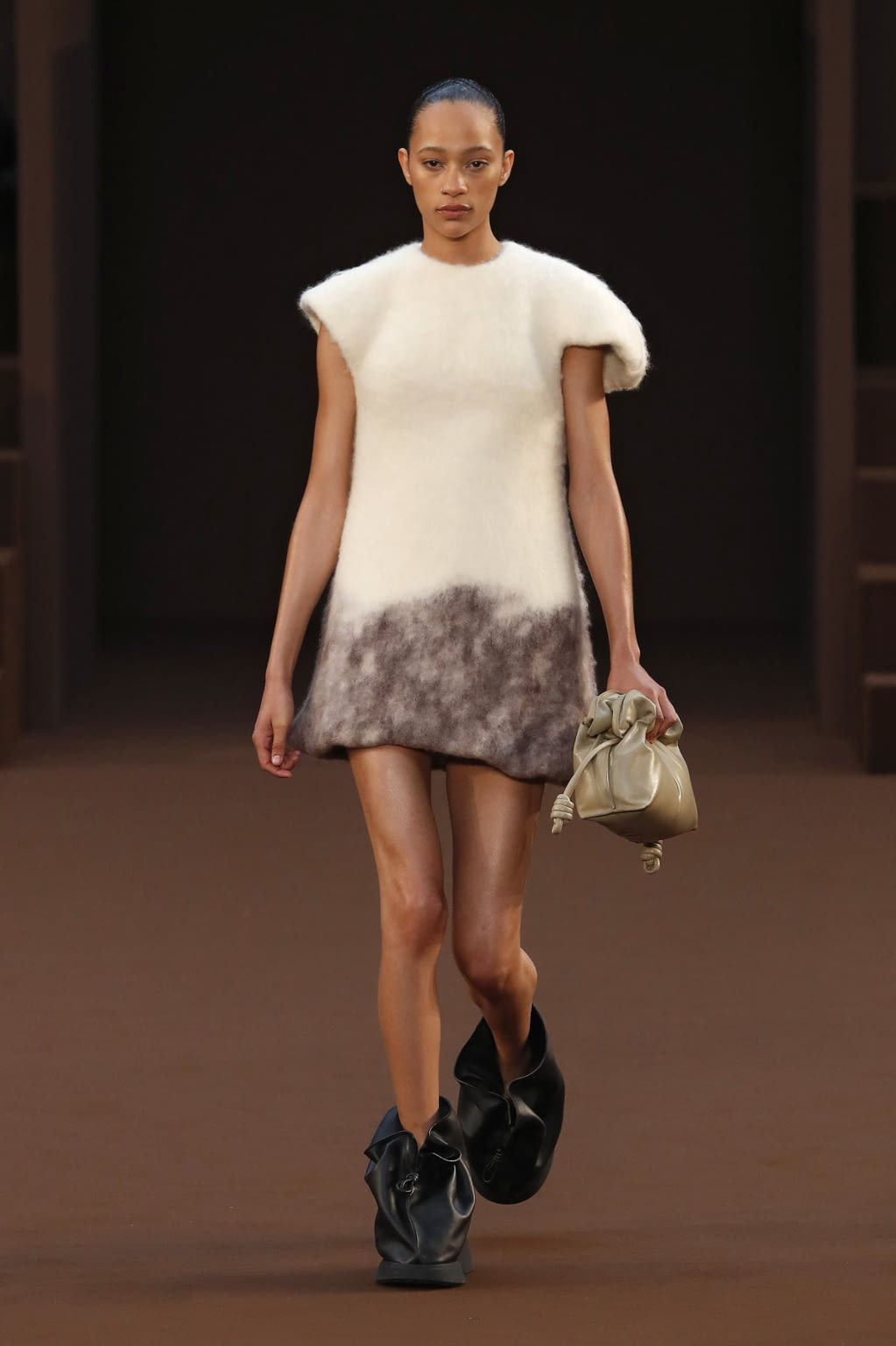 Fashion Week Paris Fall/Winter 2022 look 9 from the Loewe collection 女装