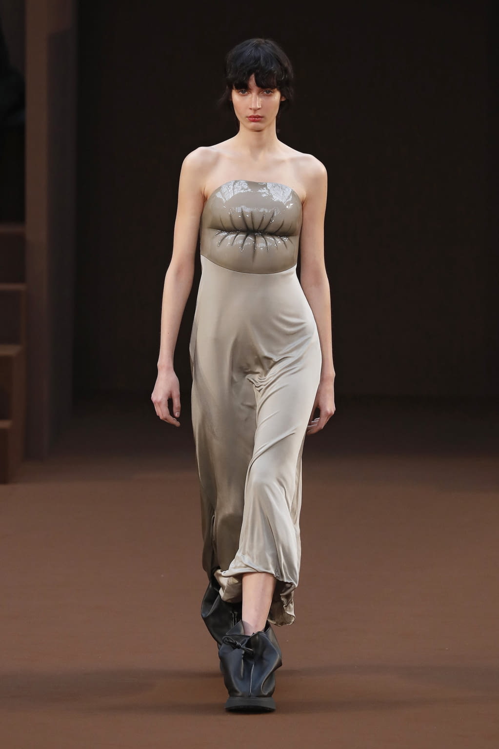 Fashion Week Paris Fall/Winter 2022 look 15 from the Loewe collection womenswear