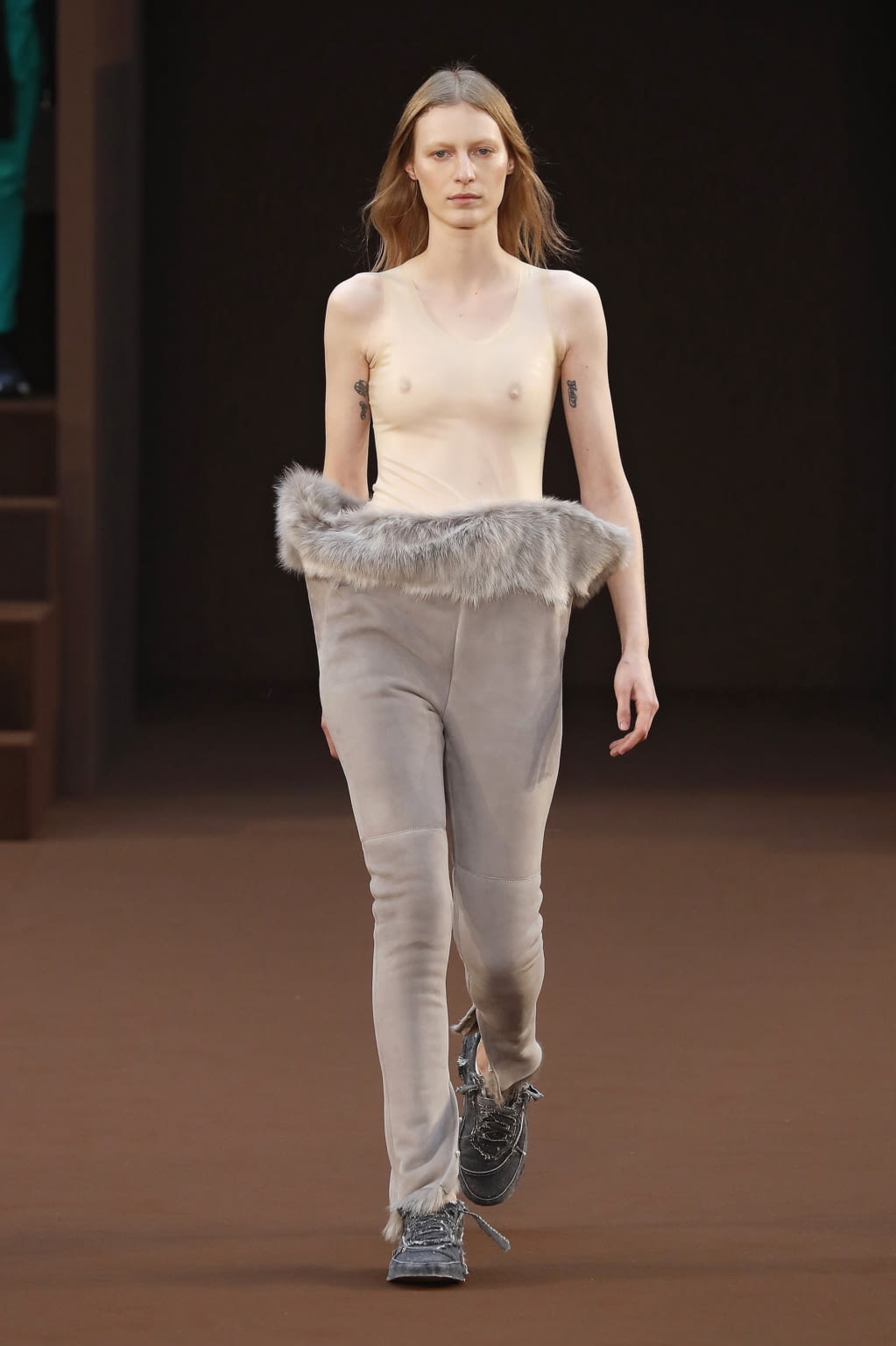 Fashion Week Paris Fall/Winter 2022 look 17 de la collection Loewe womenswear