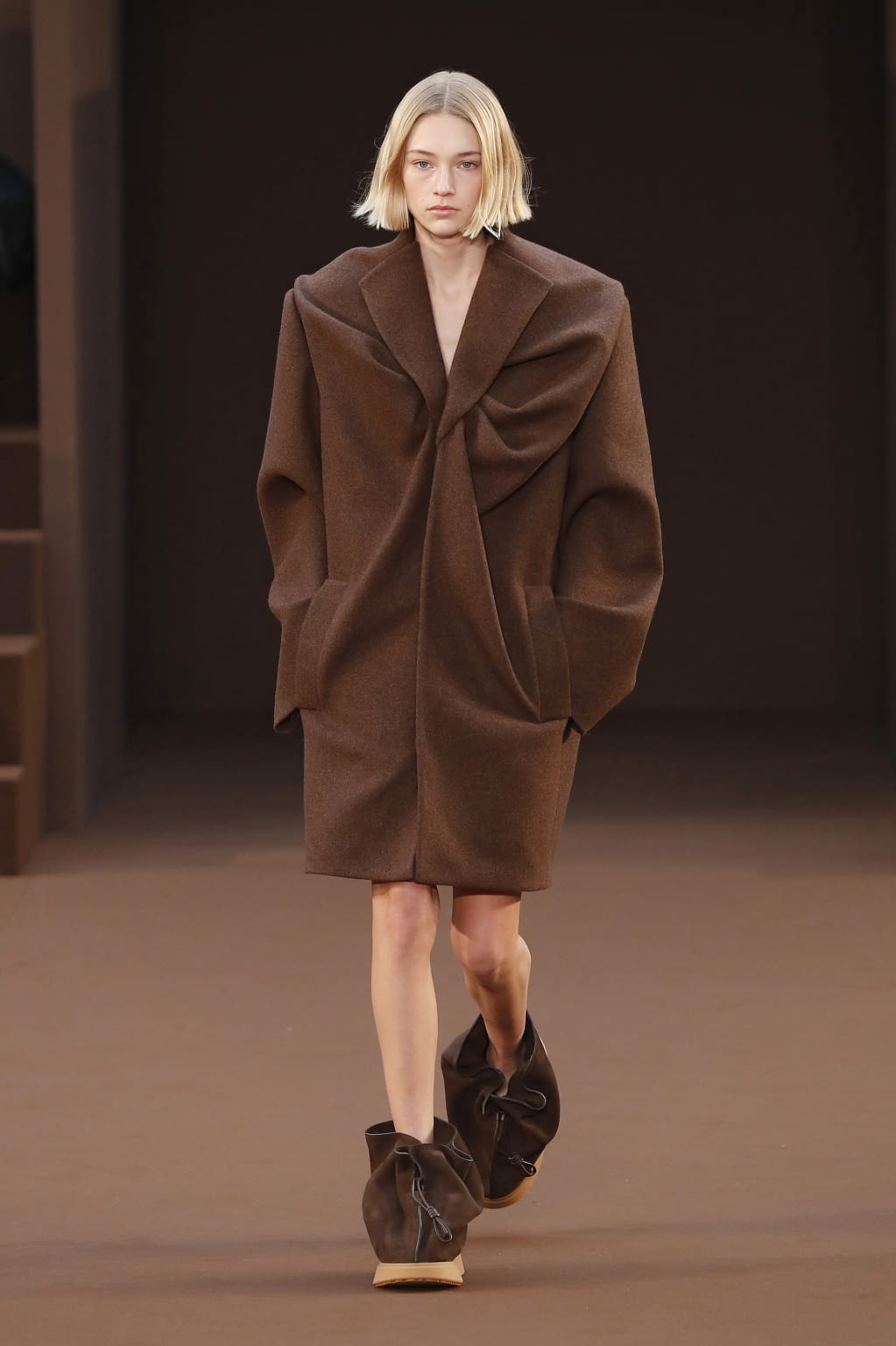 Fashion Week Paris Fall/Winter 2022 look 24 from the Loewe collection womenswear