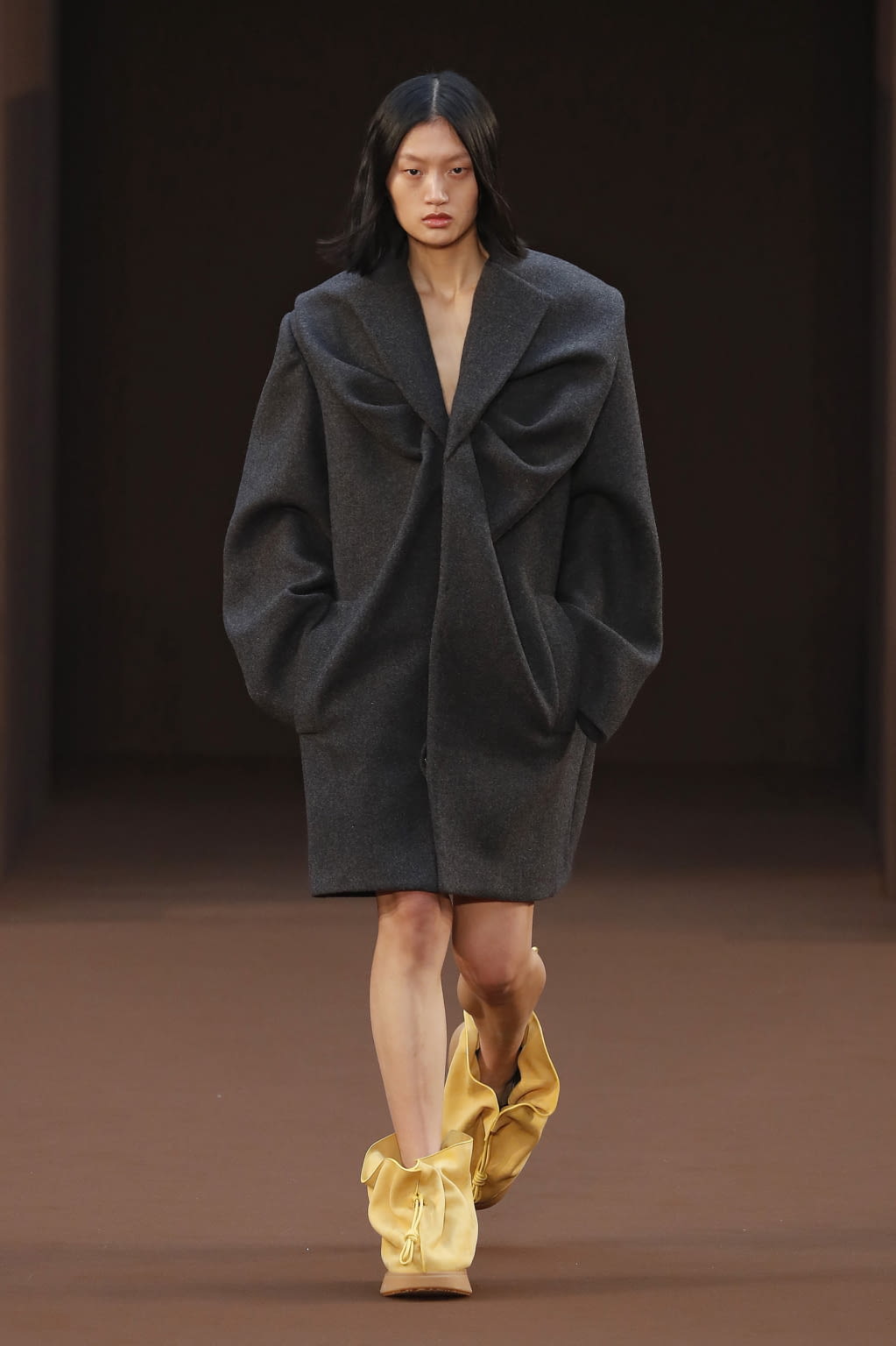 Fashion Week Paris Fall/Winter 2022 look 27 de la collection Loewe womenswear