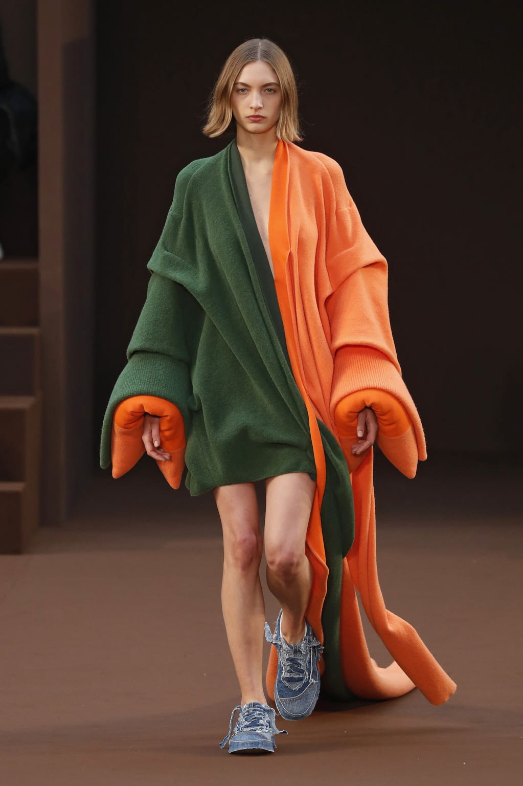 Fashion Week Paris Fall/Winter 2022 look 32 from the Loewe collection womenswear