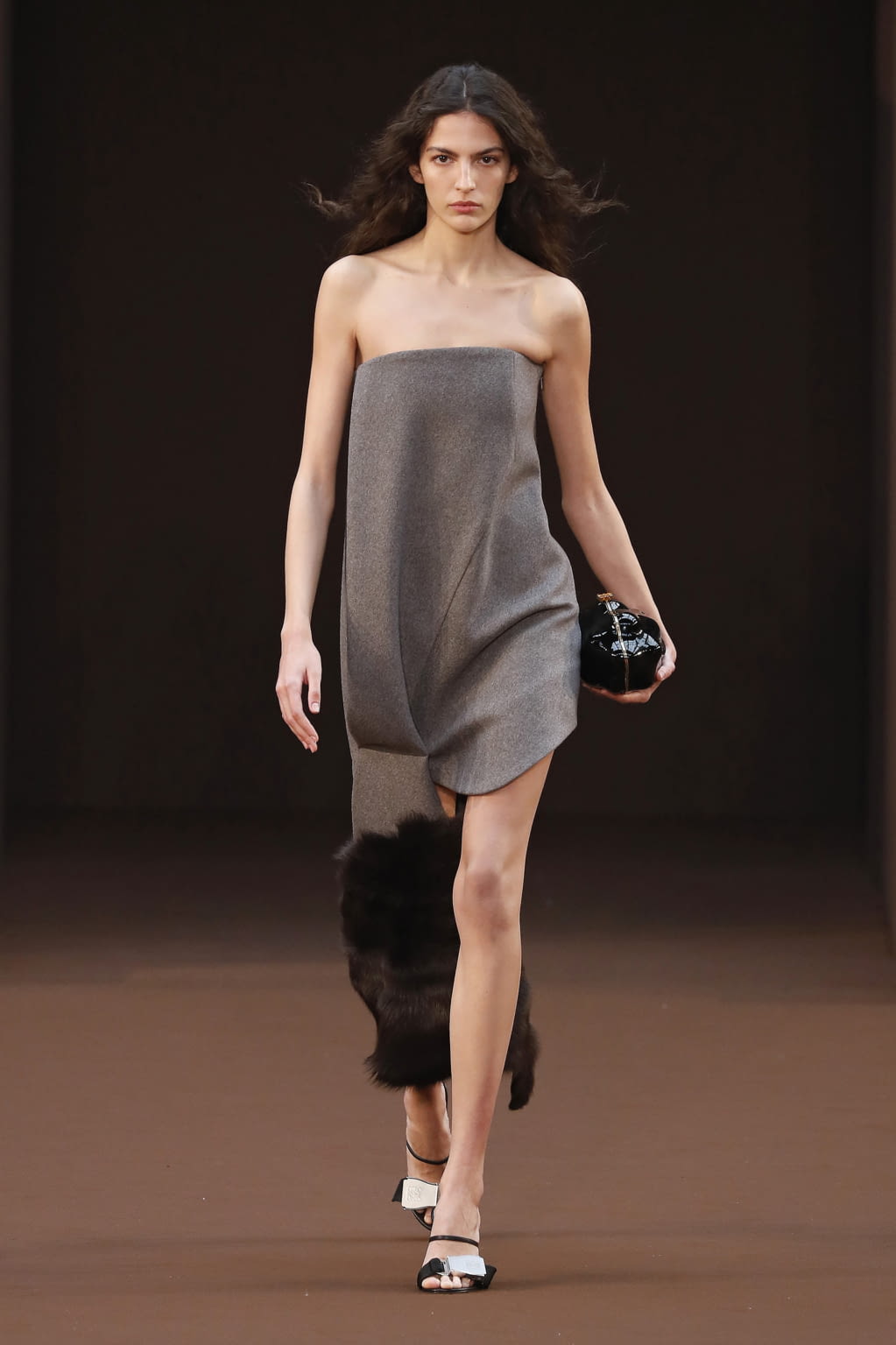 Fashion Week Paris Fall/Winter 2022 look 33 from the Loewe collection 女装