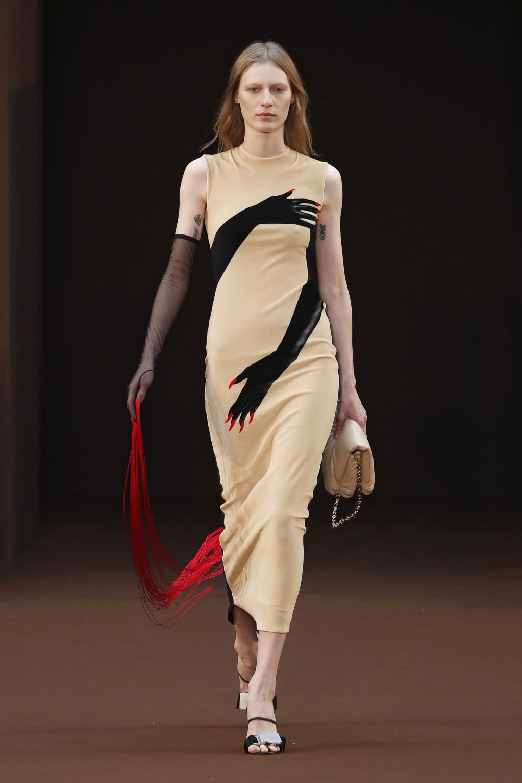 Fashion Week Paris Fall/Winter 2022 look 43 from the Loewe collection 女装