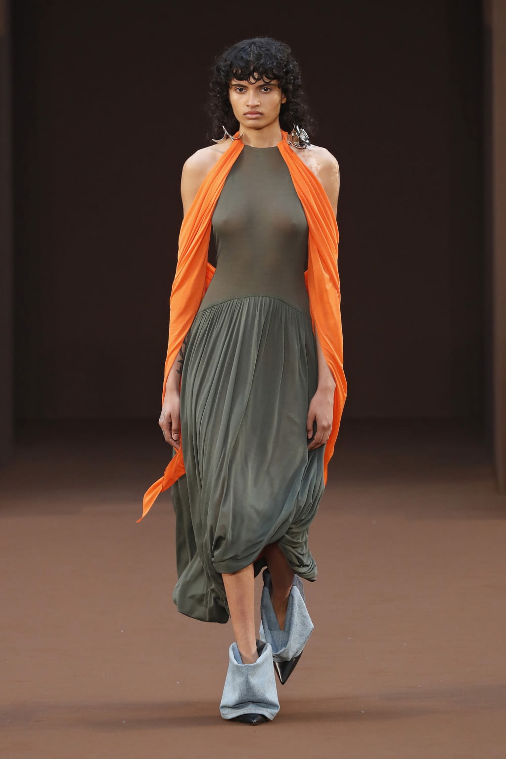 Fashion Week Paris Fall/Winter 2022 look 48 de la collection Loewe womenswear