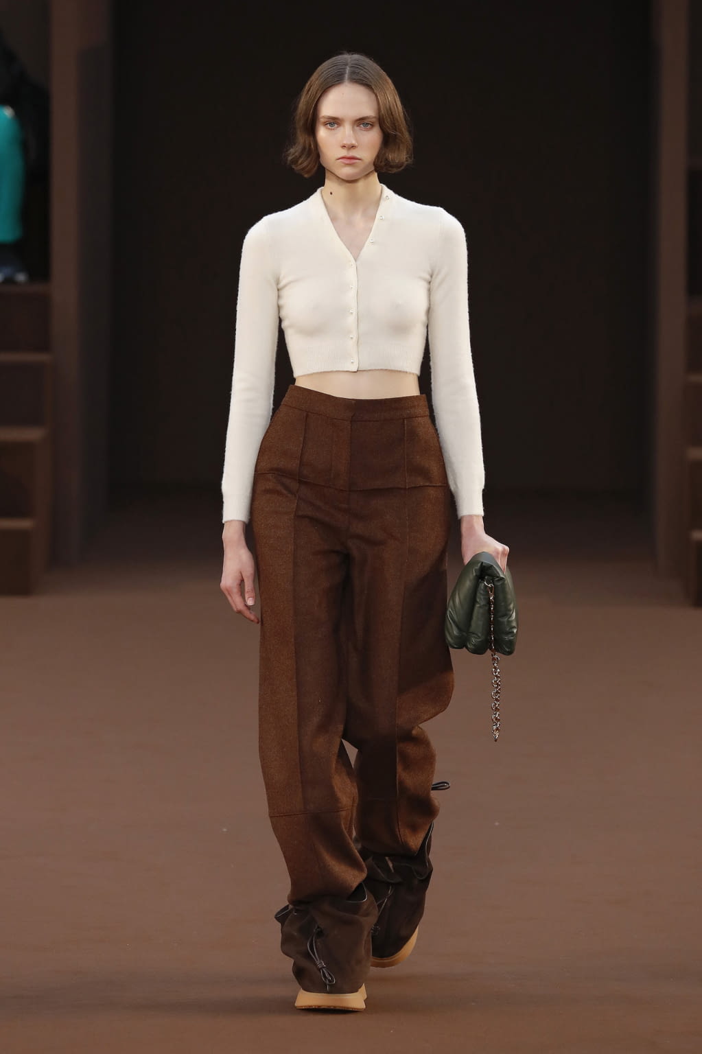 Fashion Week Paris Fall/Winter 2022 look 52 from the Loewe collection 女装