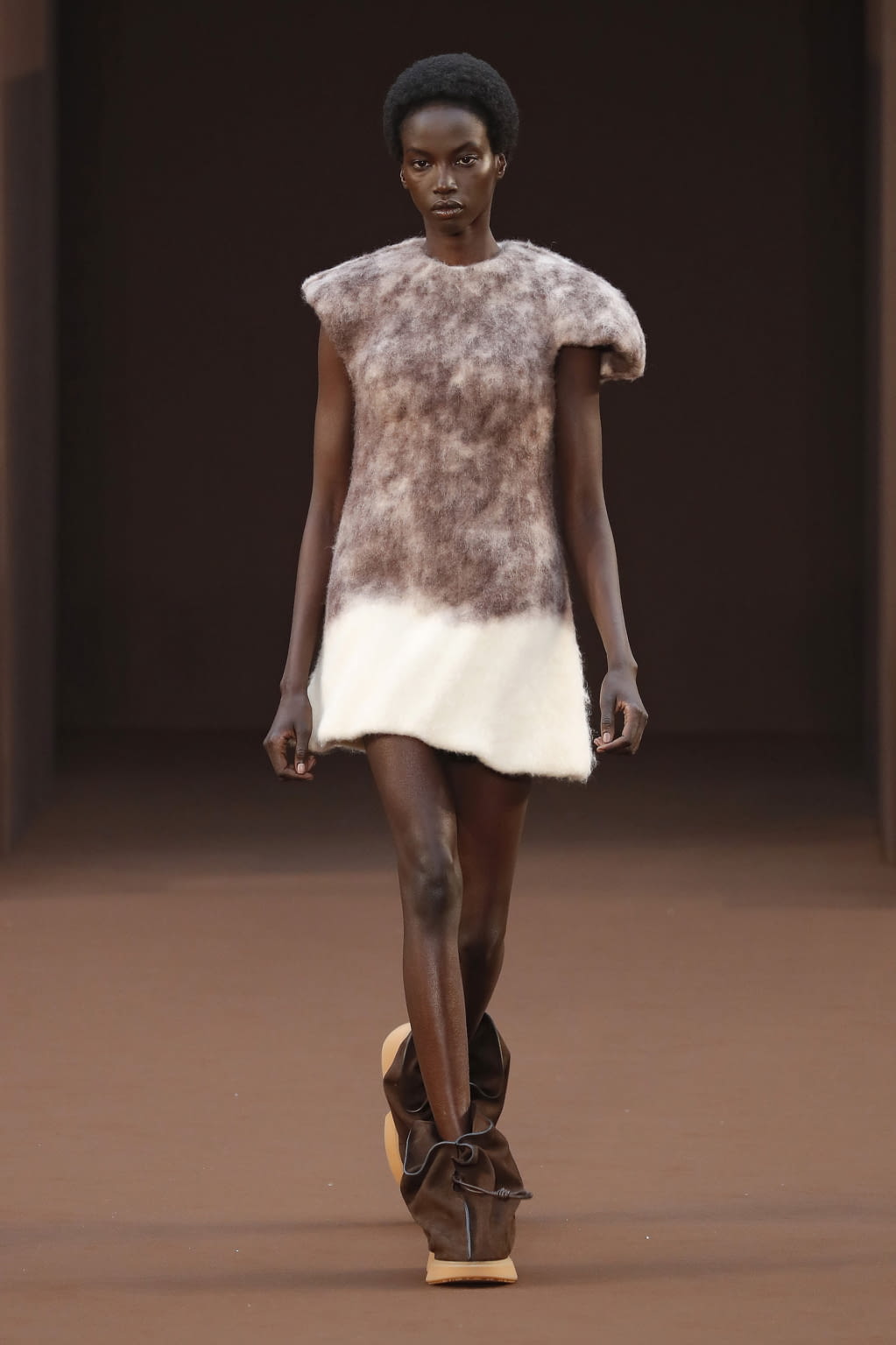 Fashion Week Paris Fall/Winter 2022 look 54 de la collection Loewe womenswear