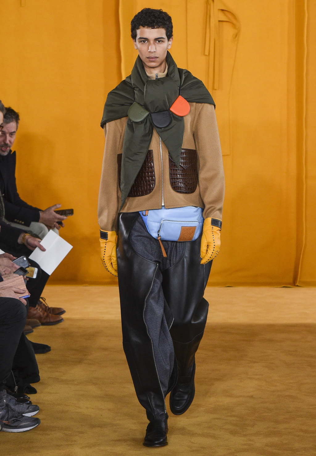 Fashion Week Paris Fall/Winter 2019 look 1 from the Loewe collection menswear