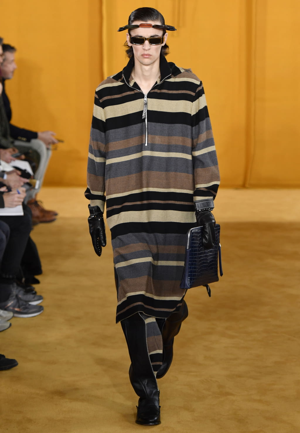 Fashion Week Paris Fall/Winter 2019 look 2 from the Loewe collection 男装