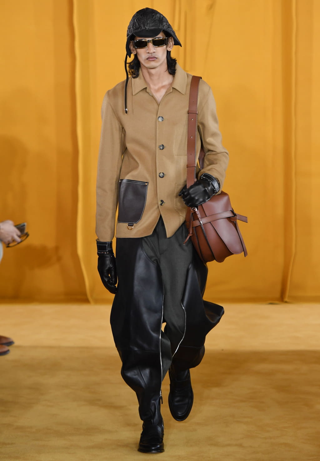 Fashion Week Paris Fall/Winter 2019 look 4 from the Loewe collection 男装