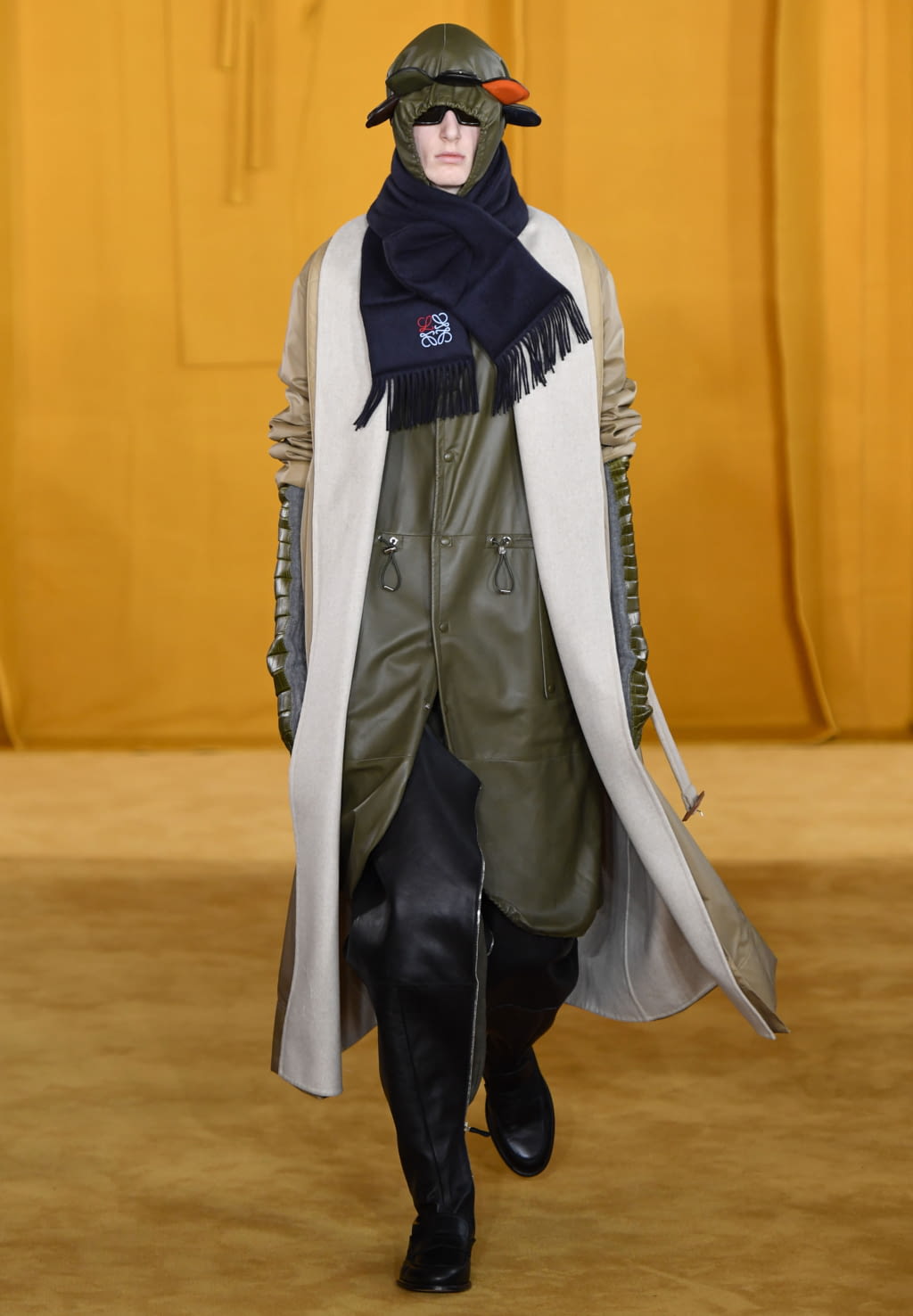 Fashion Week Paris Fall/Winter 2019 look 5 from the Loewe collection menswear