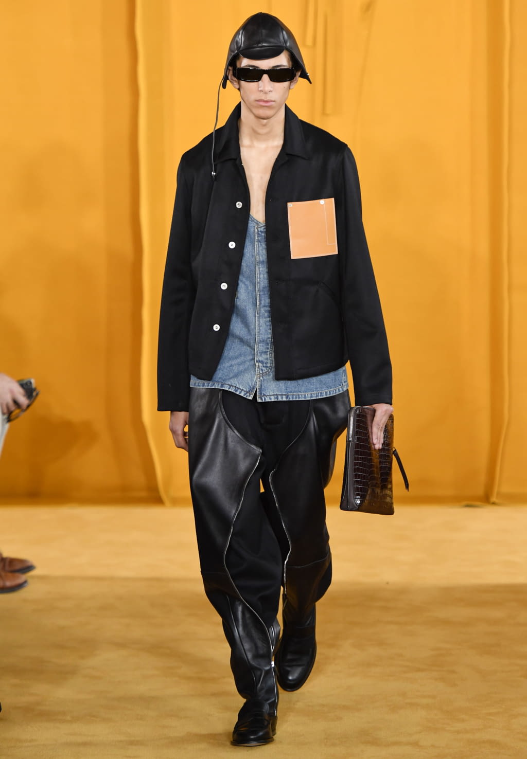 Fashion Week Paris Fall/Winter 2019 look 6 from the Loewe collection 男装