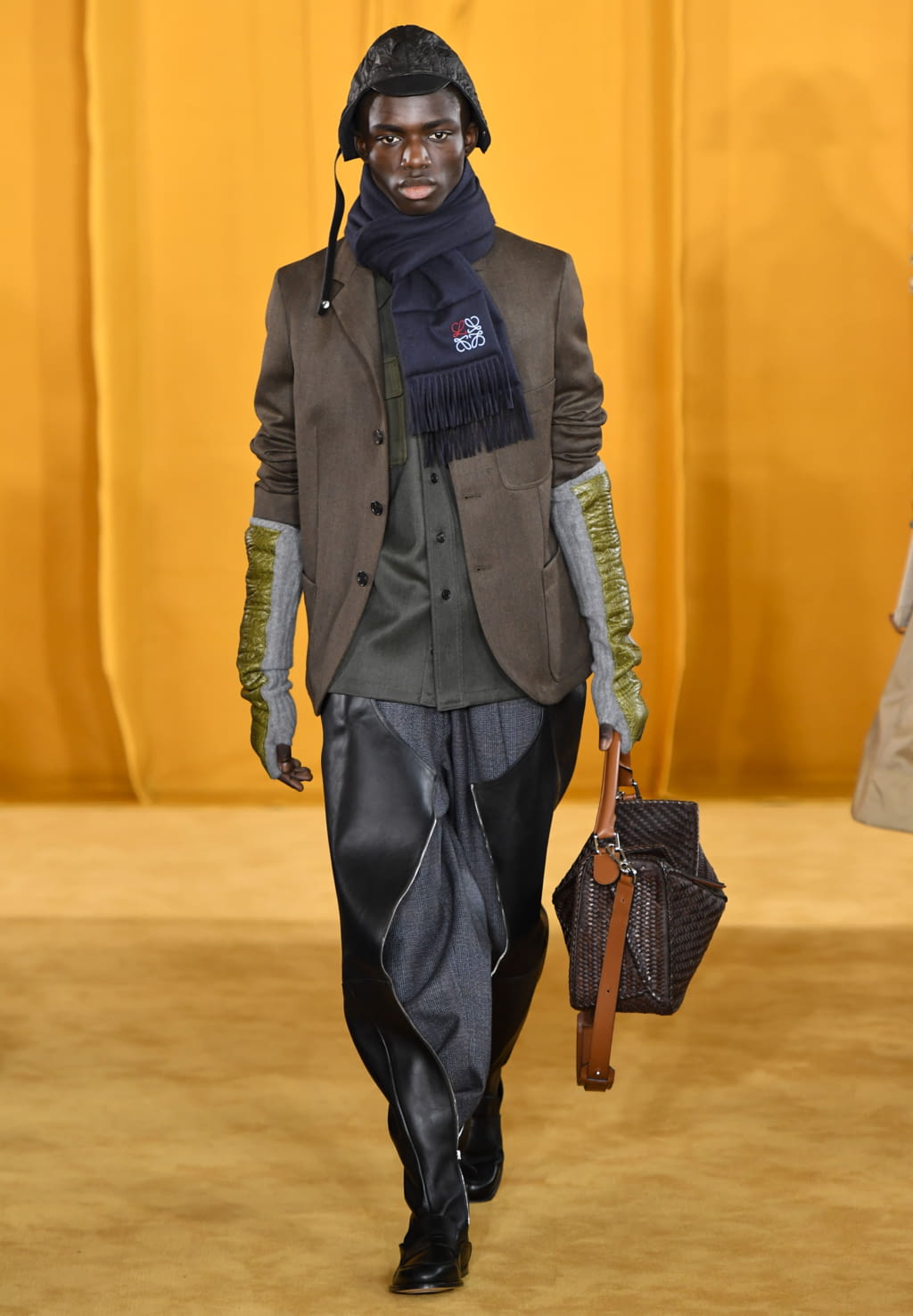 Fashion Week Paris Fall/Winter 2019 look 8 from the Loewe collection 男装