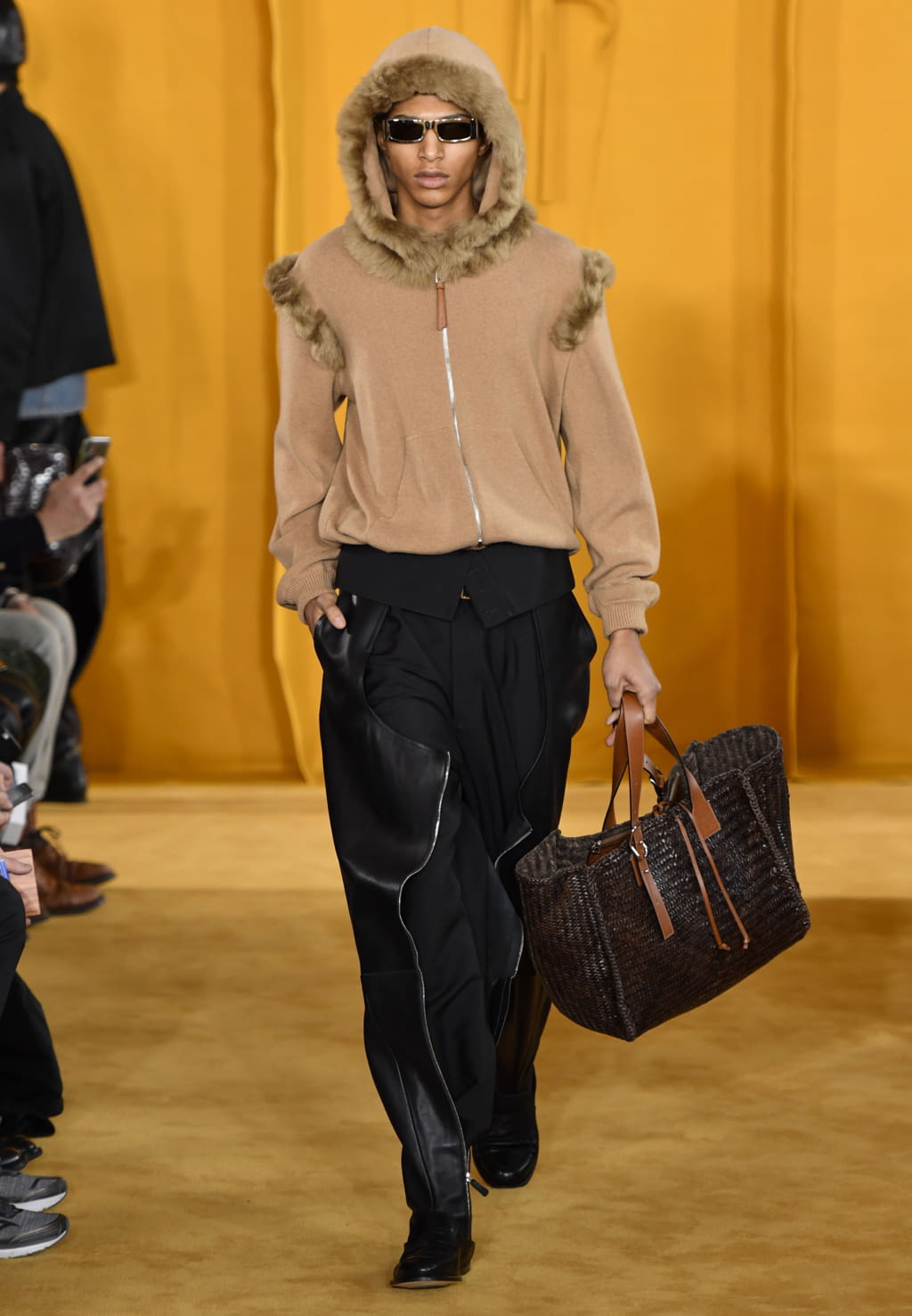 Fashion Week Paris Fall/Winter 2019 look 10 from the Loewe collection 男装