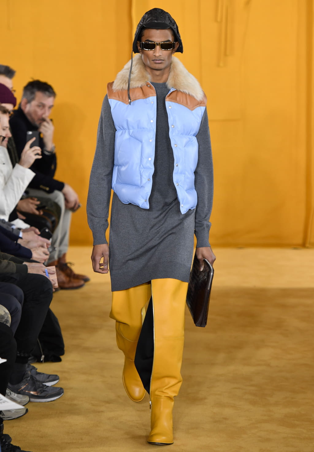Fashion Week Paris Fall/Winter 2019 look 15 from the Loewe collection menswear