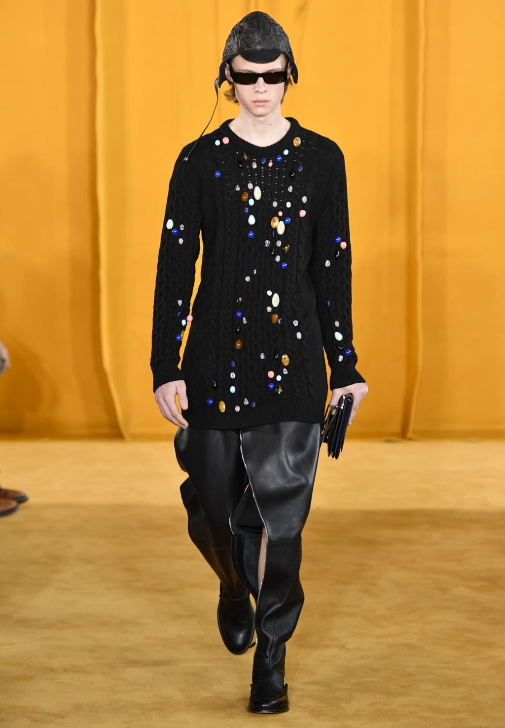 Fashion Week Paris Fall/Winter 2019 look 16 from the Loewe collection menswear