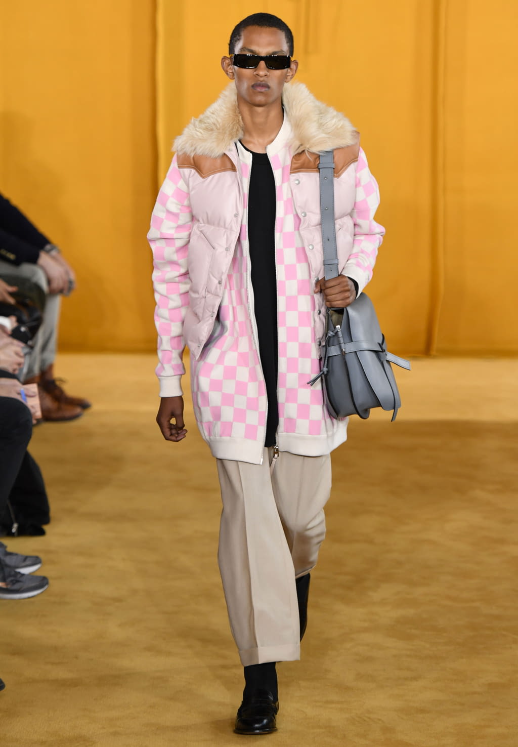 Fashion Week Paris Fall/Winter 2019 look 17 from the Loewe collection 男装