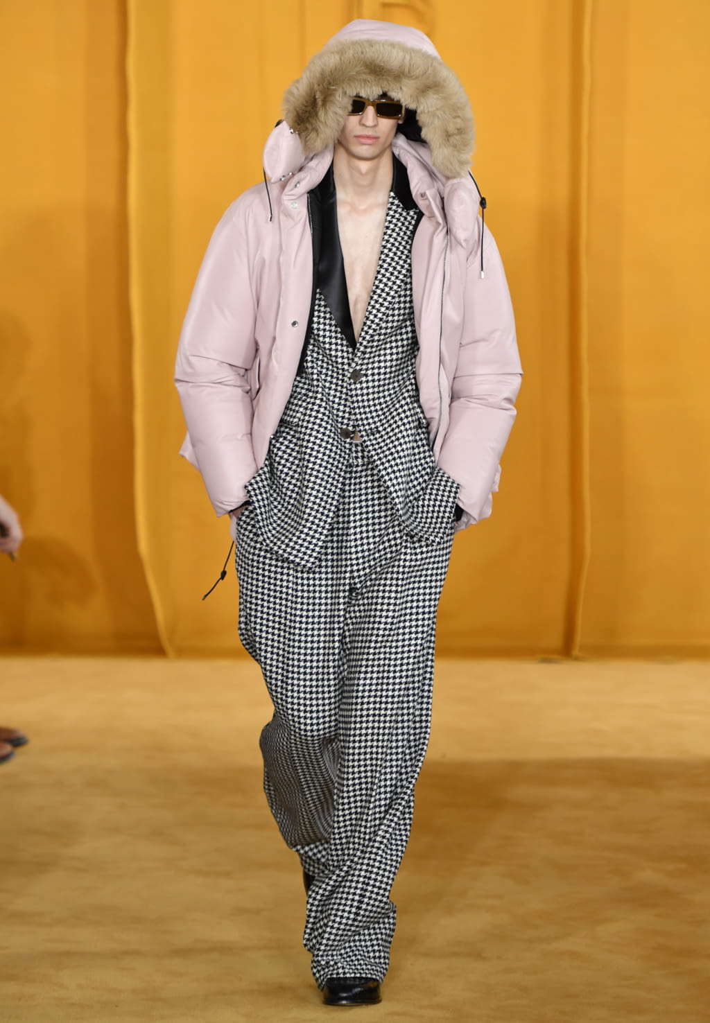 Fashion Week Paris Fall/Winter 2019 look 18 from the Loewe collection menswear