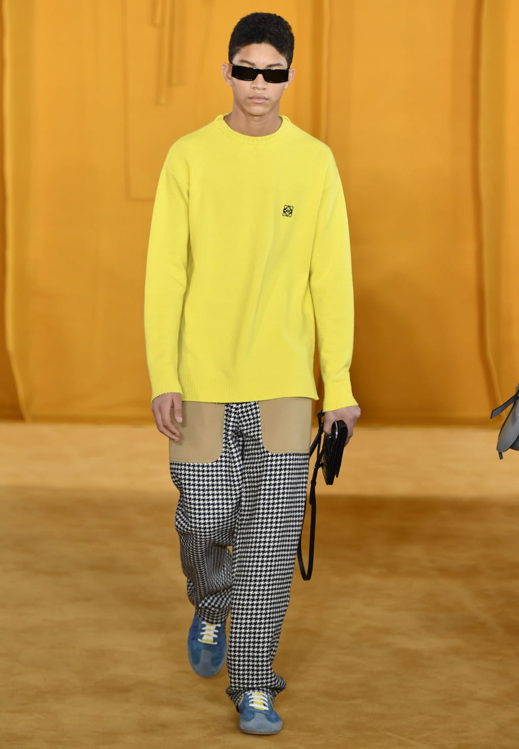 Fashion Week Paris Fall/Winter 2019 look 21 from the Loewe collection menswear