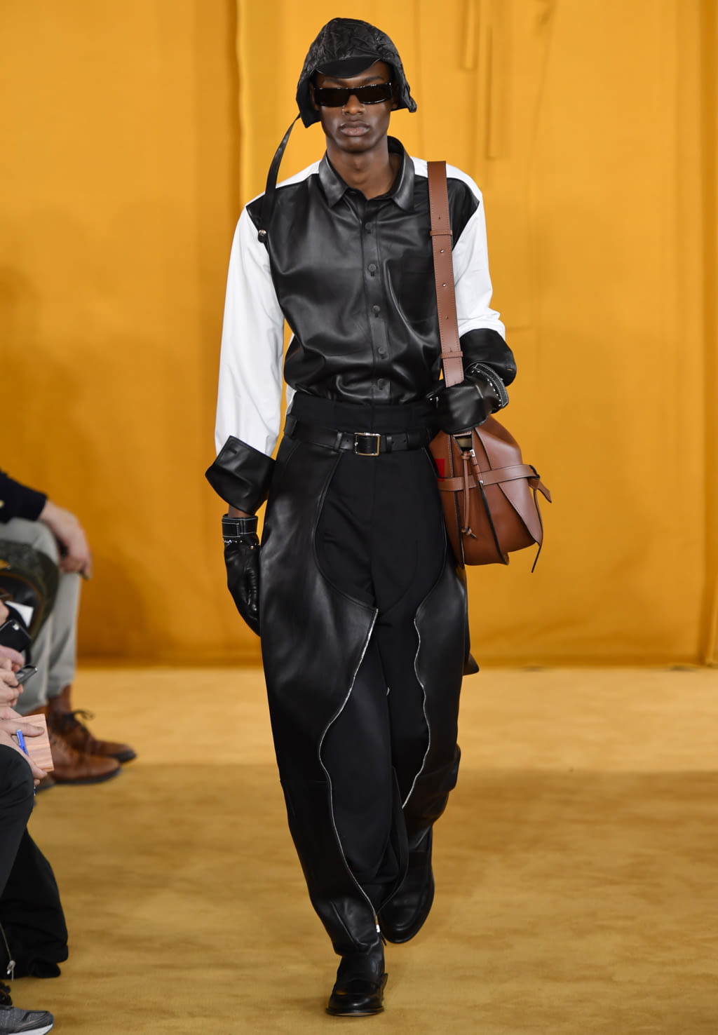 Fashion Week Paris Fall/Winter 2019 look 20 from the Loewe collection 男装