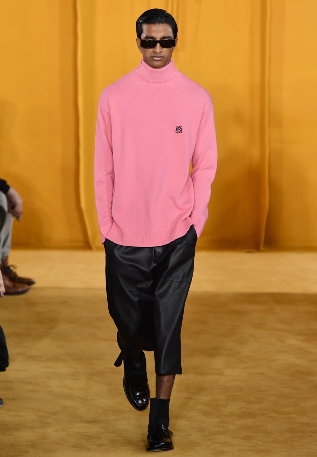 Fashion Week Paris Fall/Winter 2019 look 34 from the Loewe collection 男装