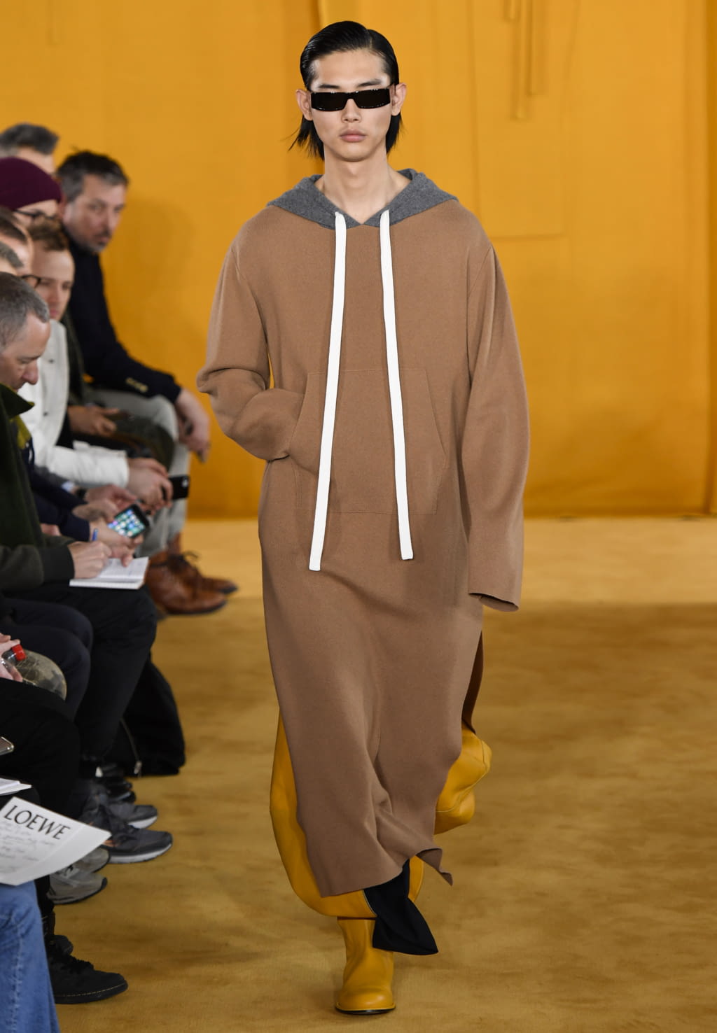 Fashion Week Paris Fall/Winter 2019 look 35 from the Loewe collection menswear