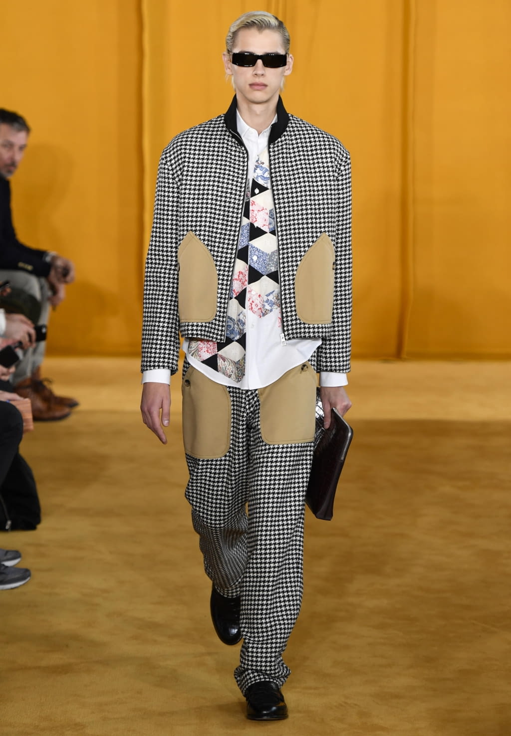 Fashion Week Paris Fall/Winter 2019 look 37 from the Loewe collection 男装