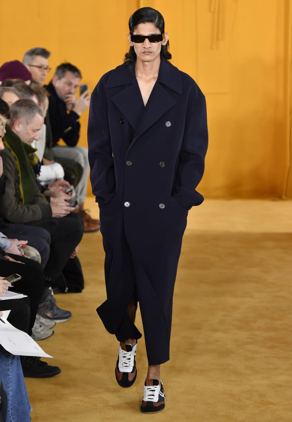 Fashion Week Paris Fall/Winter 2019 look 46 from the Loewe collection 男装