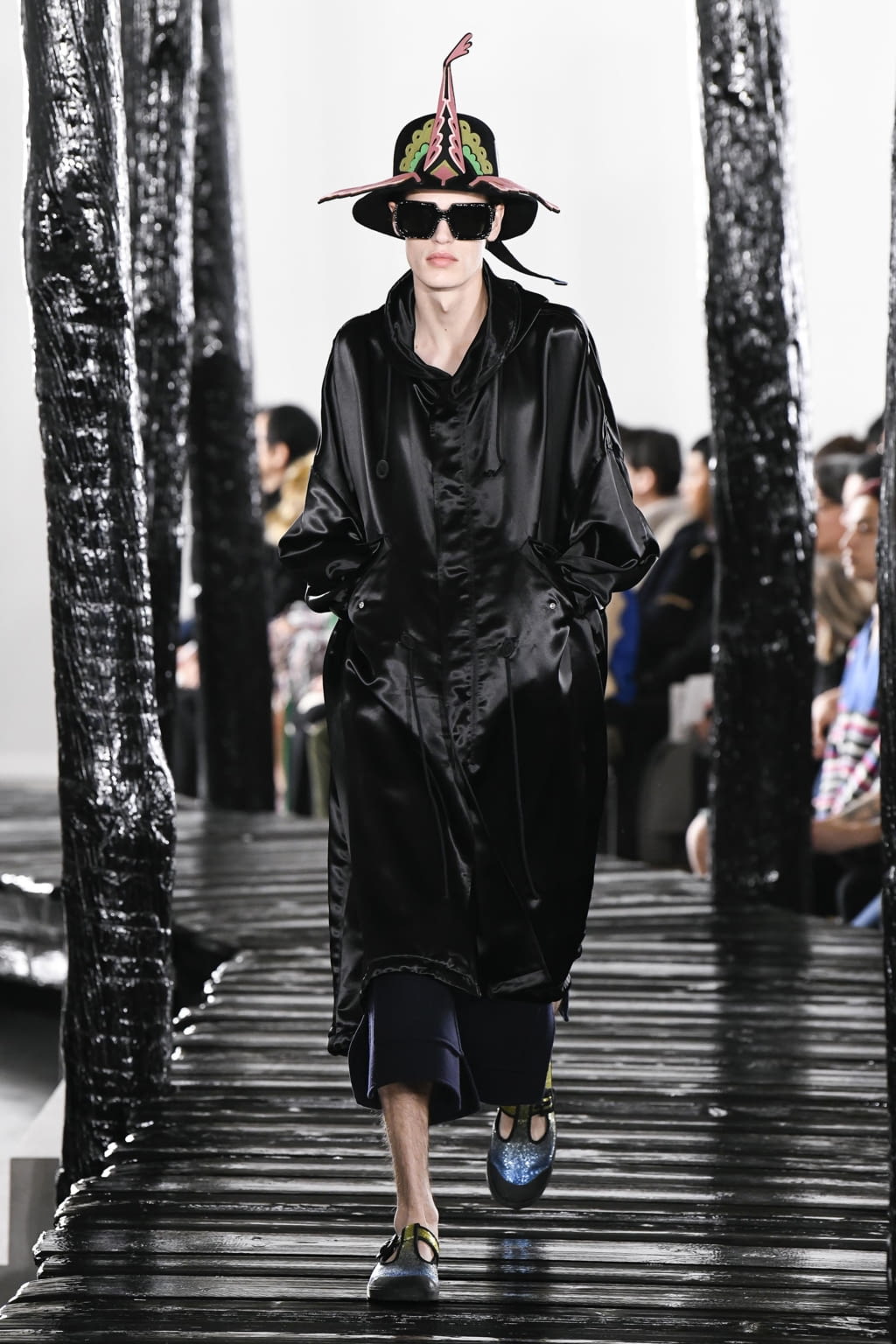 Fashion Week Paris Fall/Winter 2020 look 16 de la collection Loewe menswear