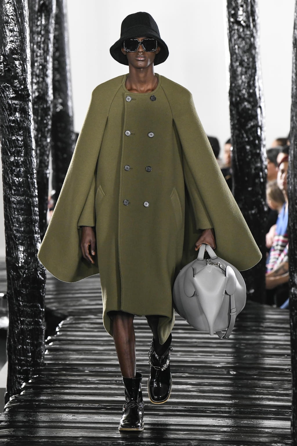 Fashion Week Paris Fall/Winter 2020 look 20 from the Loewe collection 男装