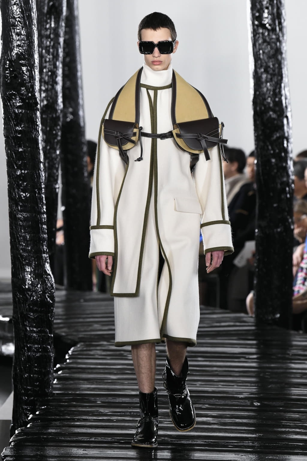 Fashion Week Paris Fall/Winter 2020 look 21 de la collection Loewe menswear