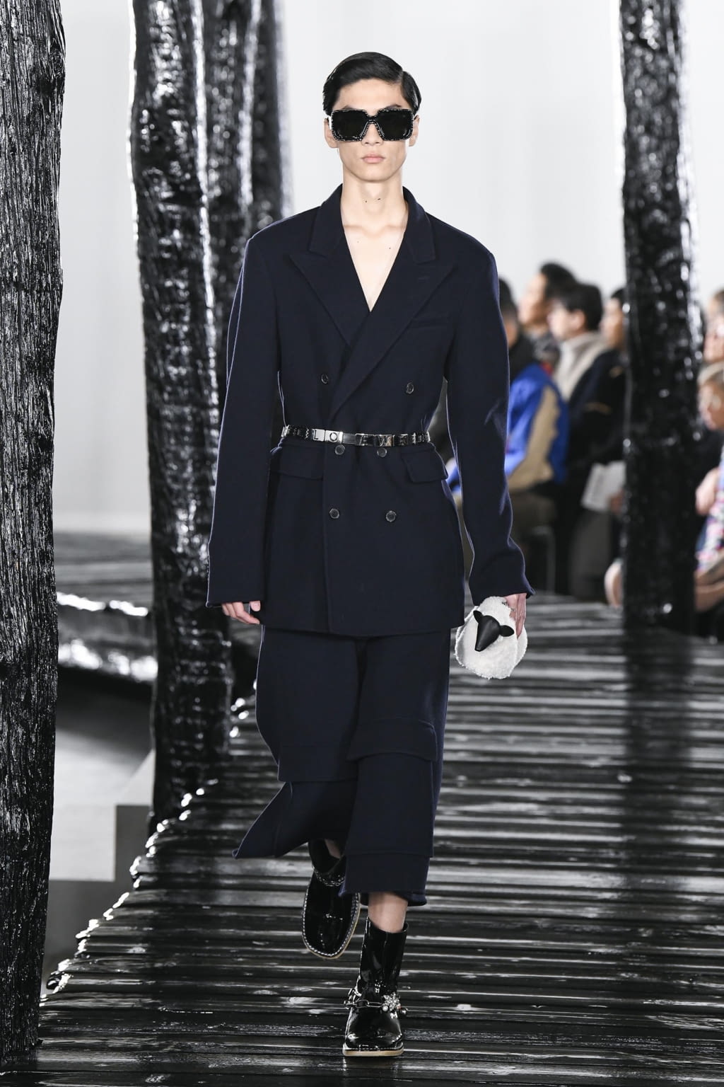 Fashion Week Paris Fall/Winter 2020 look 30 de la collection Loewe menswear