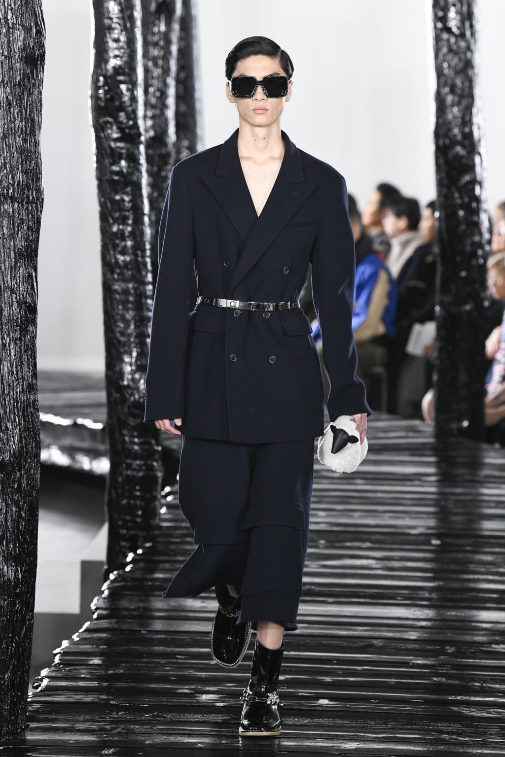 Fashion Week Paris Fall/Winter 2020 look 30 from the Loewe collection menswear