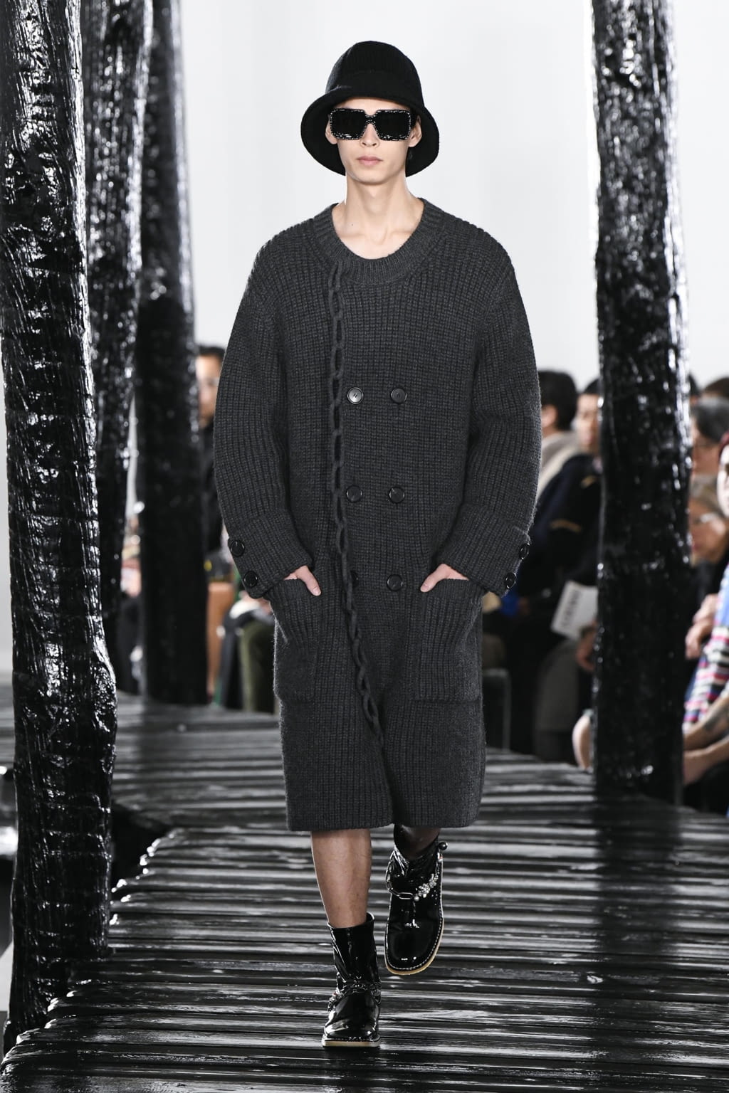 Fashion Week Paris Fall/Winter 2020 look 41 from the Loewe collection menswear