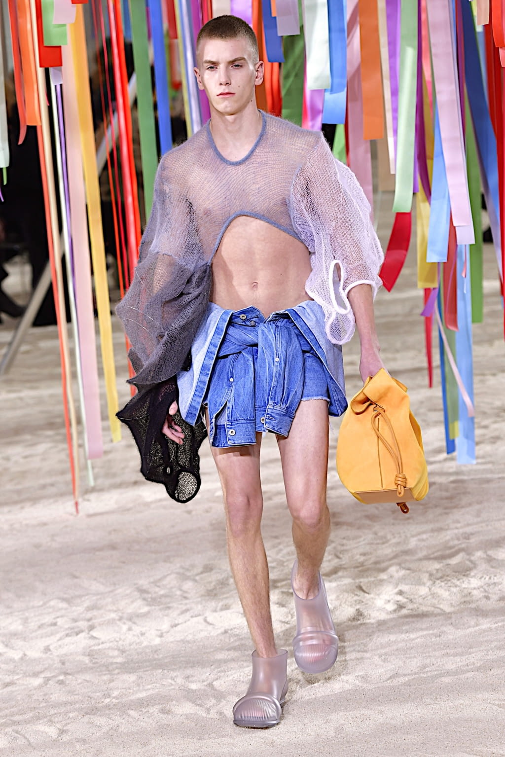 Fashion Week Paris Fall/Winter 2022 look 13 from the Loewe collection 男装